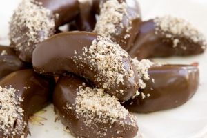 chocolate-hazelnut-crescents-584920